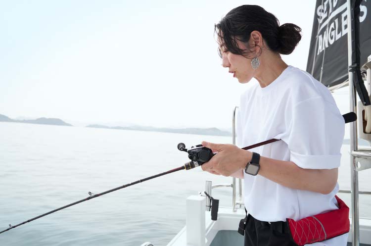 女性が釣りをする様子